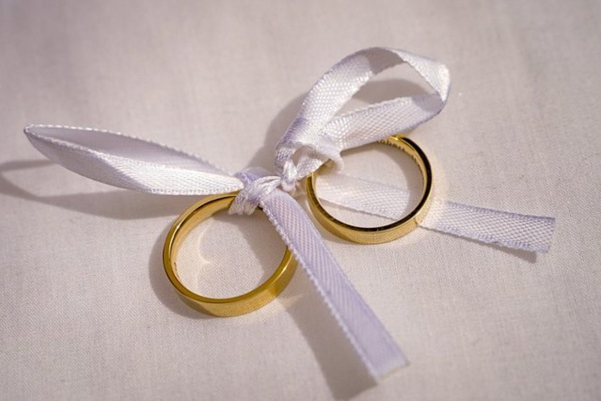 Eheringe mit weißer Schleife