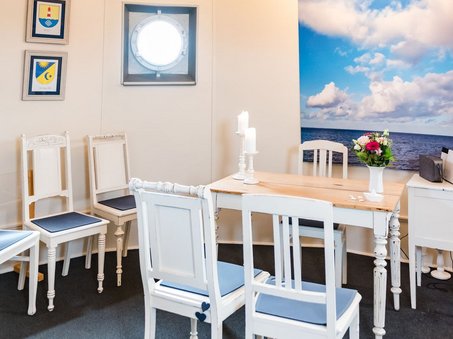 Trauzimmer im Leuchtturm mit weißen Traustühlen