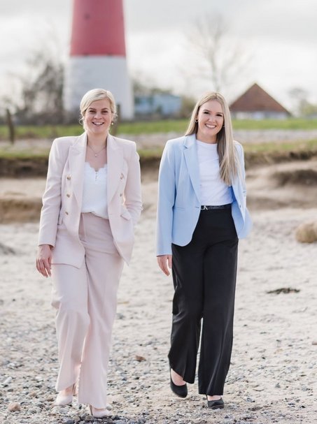 zwei Standesbeamtinnen am Strand
