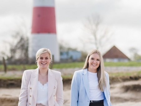 die 2 Standesbeamtinnen stehen vor dem Leuchtturm 