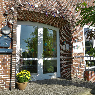 Bild vergrößern: Sie sehen hier den Eingang zum Kindergarten der Arbeitsgemeinschaft Deutsches Schleswig e.V. (ADS).