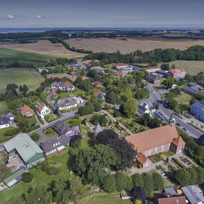 Bild vergrößern: Sie hier ein Luftbild der Ortslage Gelting mit dem Blick zur Flensburger Förde im Norden.