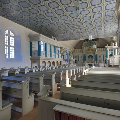 Bild vergrößern: Sie sehen hier den Kirchenraum der Sankt Katharinen Kirche mit Blick auf den Altar.